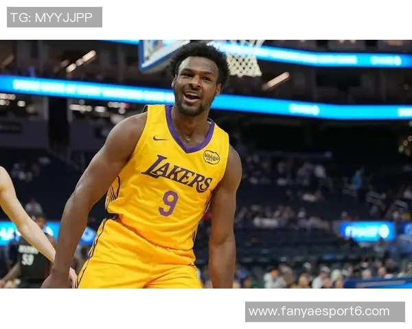 布朗尼单臂补扣震撼全场克内克特称赞他是兄弟太燃了